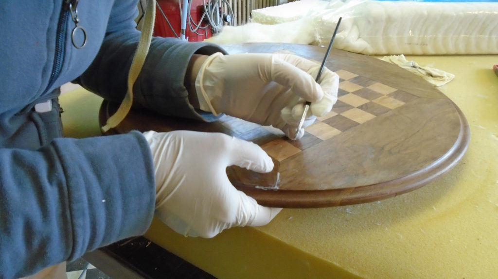 5 – Fixing of cleavage in veneer. Fixação de do folheado em destaque